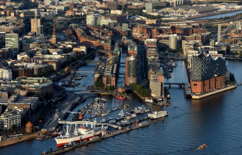 Vue aérienne sur le quartier moderne de HafenCity à Hambourg, avec l'Elbphilharmonie en avant-plan